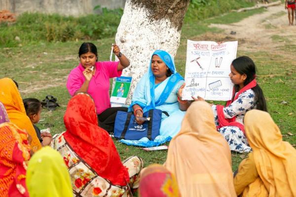 Aarati talks to group