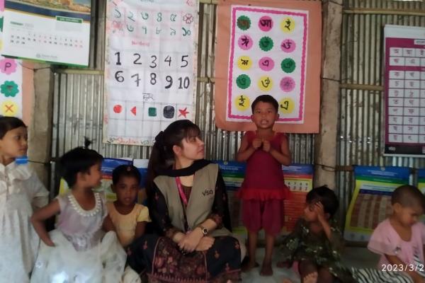 Arifa with refugee children.