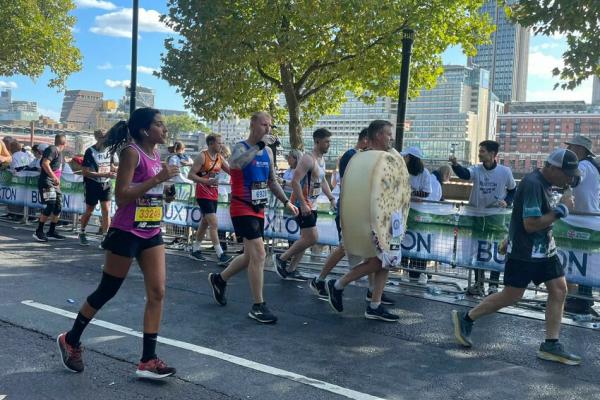 Safiya Bashir running the 2022 London marathon